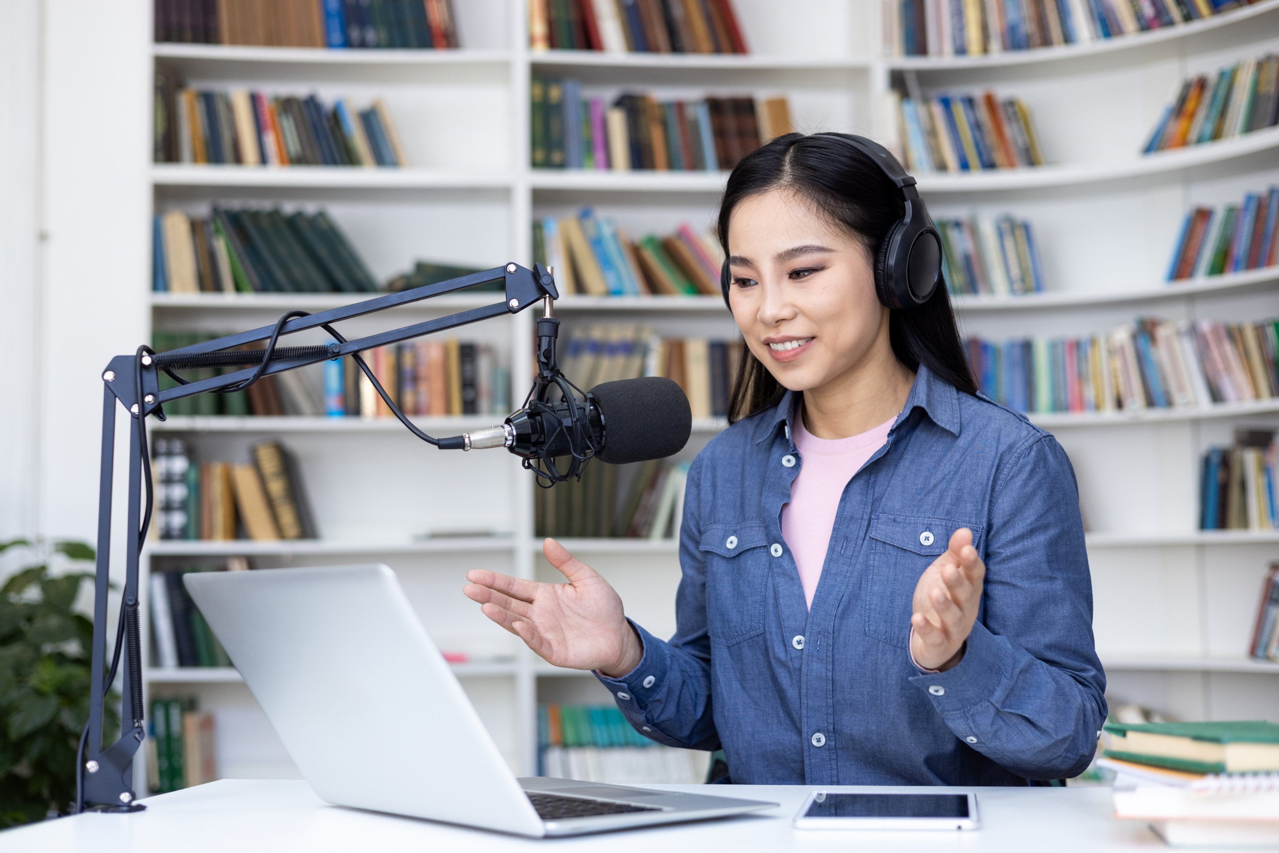 5 cosas que separan un podcast amateur de uno profesional (y no es la cámara)